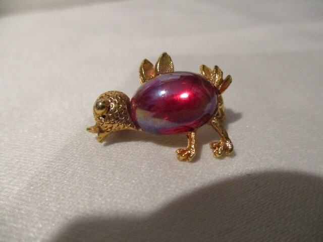 VINTAGE Jelly Belly Textured Goldtone Baby Chick/Bird 1″ L w/Red Cabochon Belly