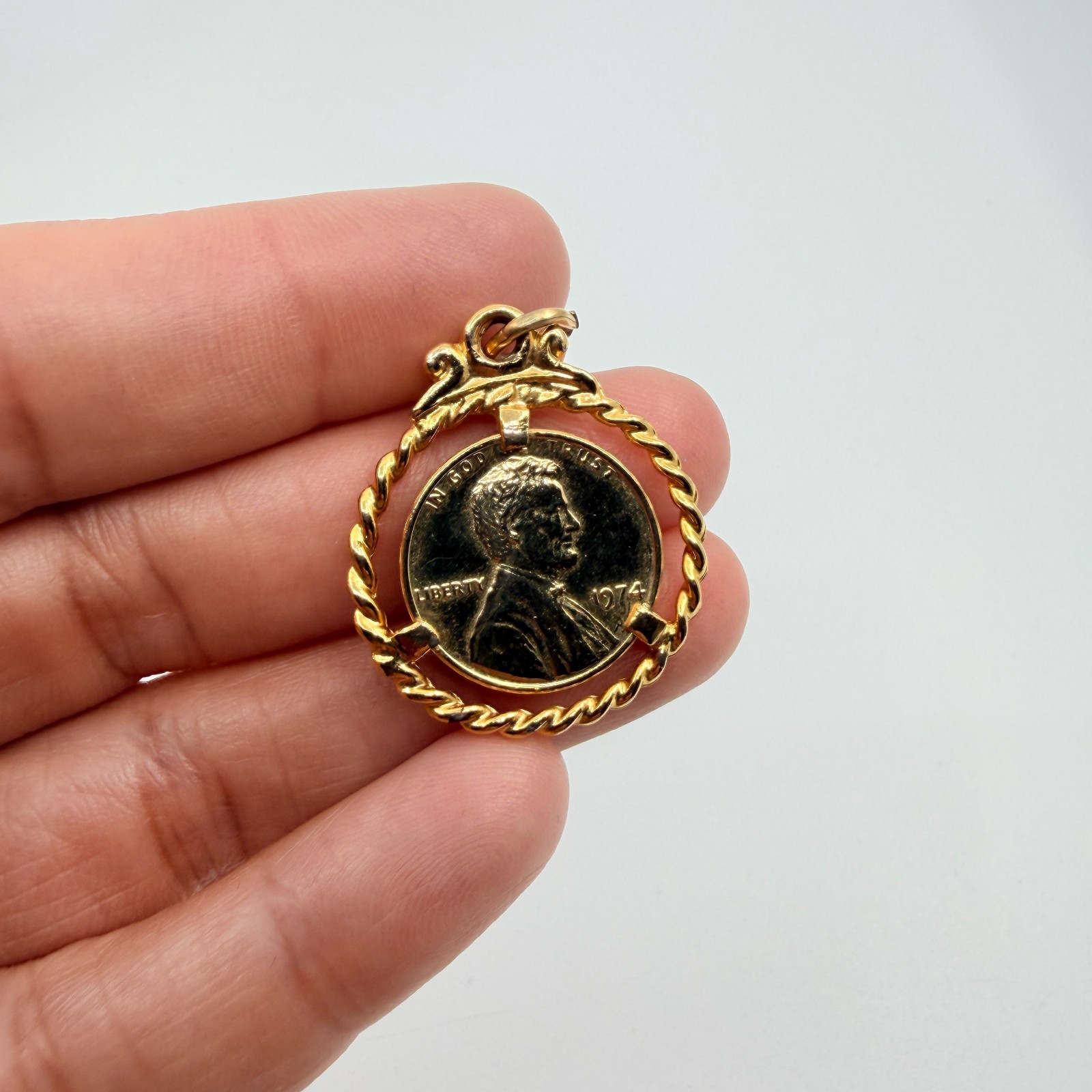 Vintage 1974 Abraham Lincoln One Cent Coin Pendant Gold Tone Twisted Rope Bezel