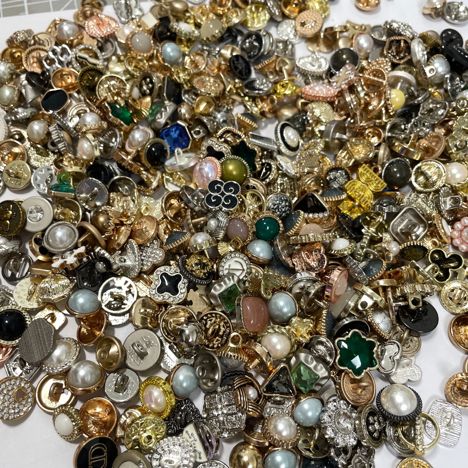 Vintage-now Costume Jewelry makeing Lots button Read Description 50pcs