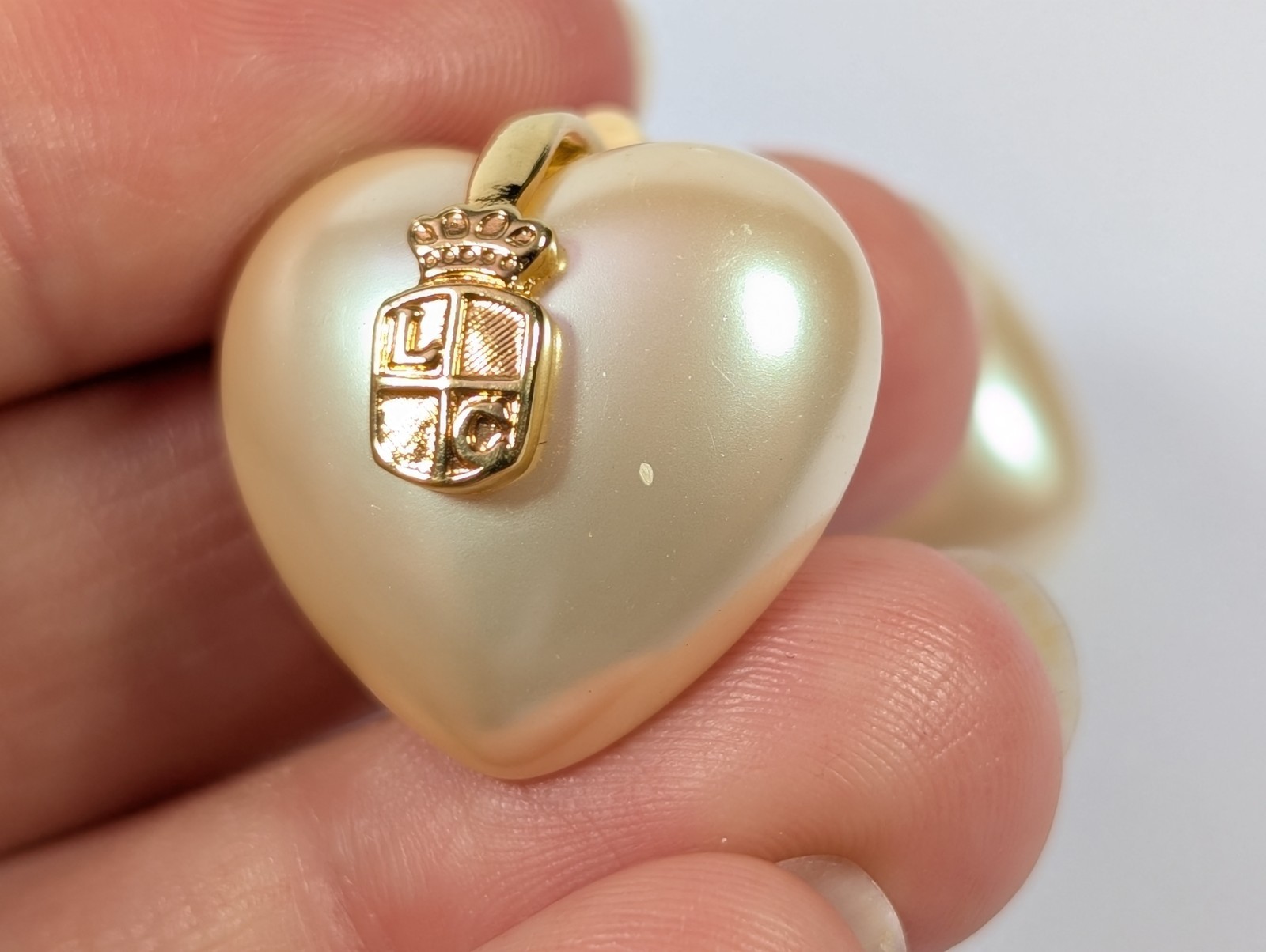 Vtg LC Liz Claiborne Shield Crest Puffy Heart Earrings Clip-On Gold Tone Pearl