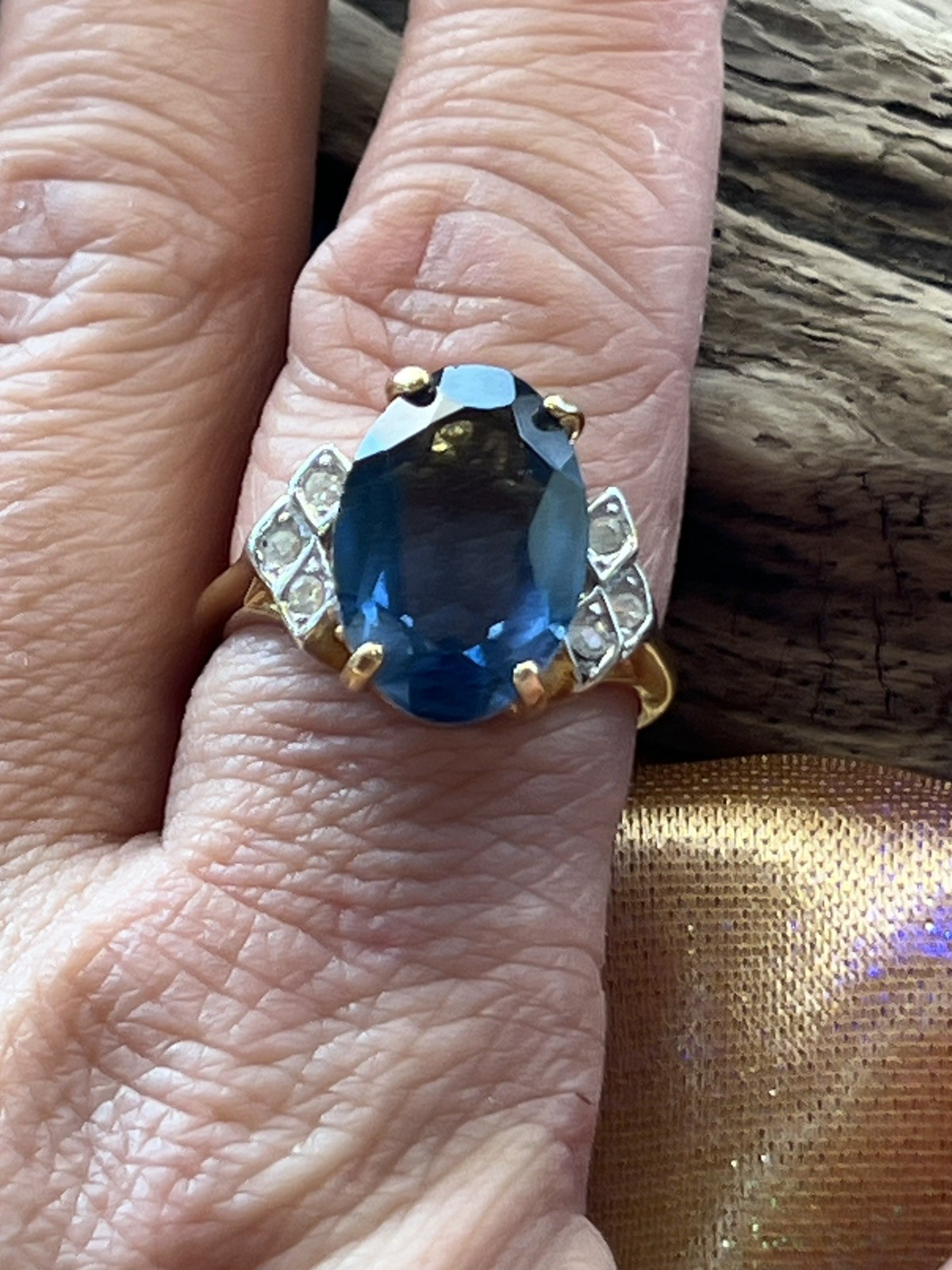 Vintage 18K HGE Gold-Tone Ring Blue Solitaire Stone W/Accents Size 6.5