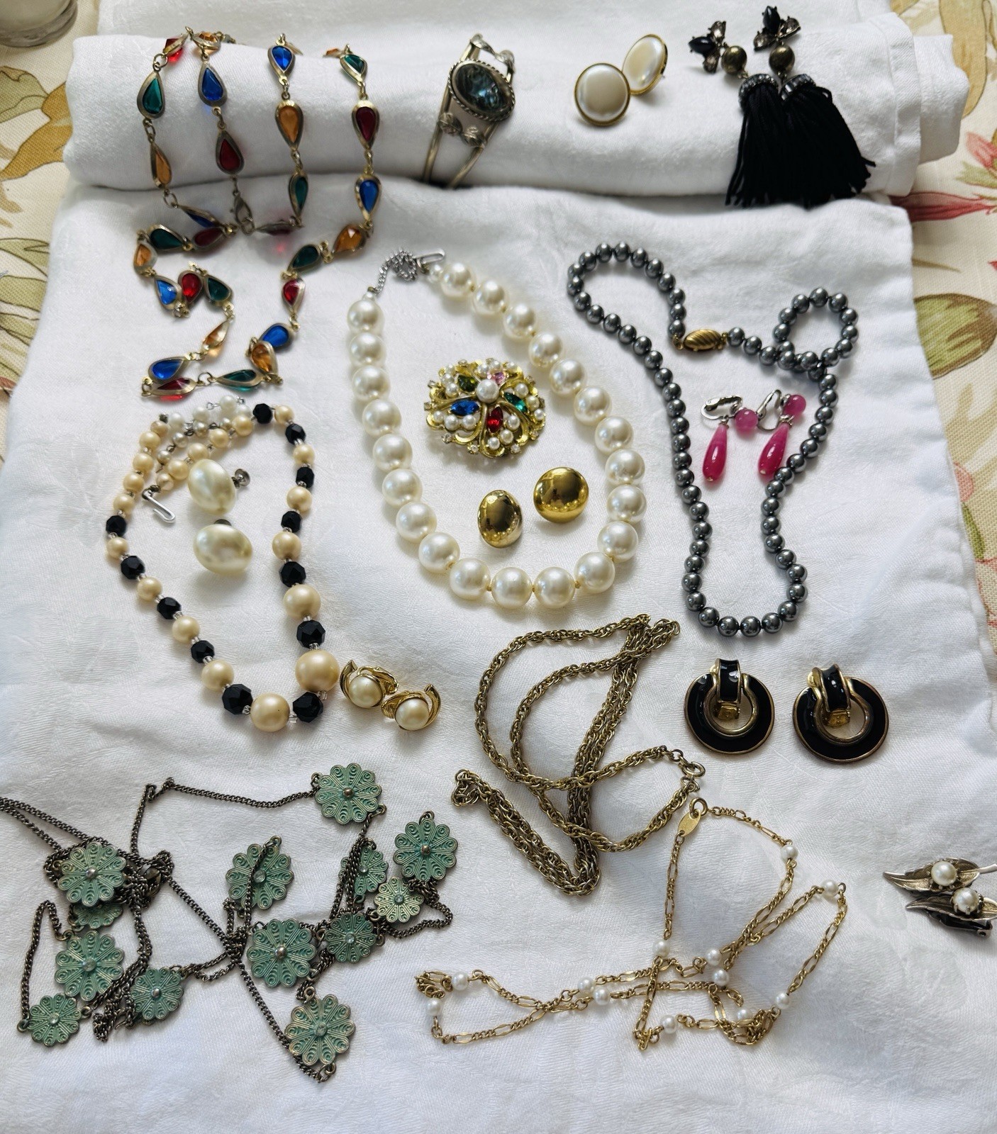 Vintage Jewelry Lot Brooch Earrings Necklaces 17 Pcs