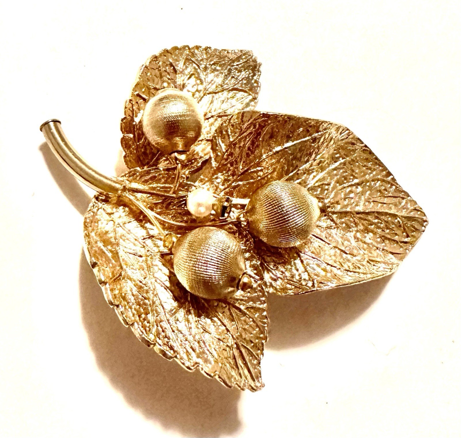 Vintage Signed Capri Gold Tone Acorn Leaf Brooch Pin Textured Leaves 2 5/8″