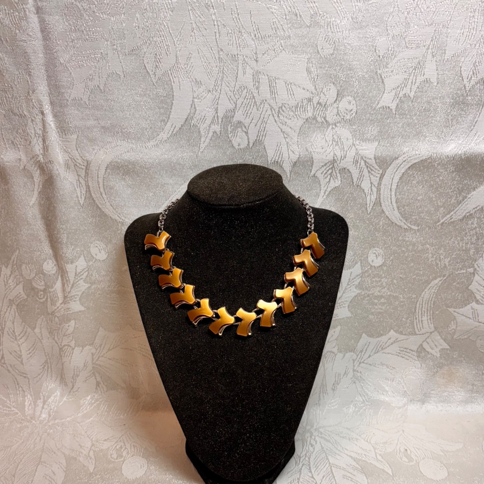 NECKLACE vintage thermoset lucky 7s golden brown silvertone metal hook unsigned