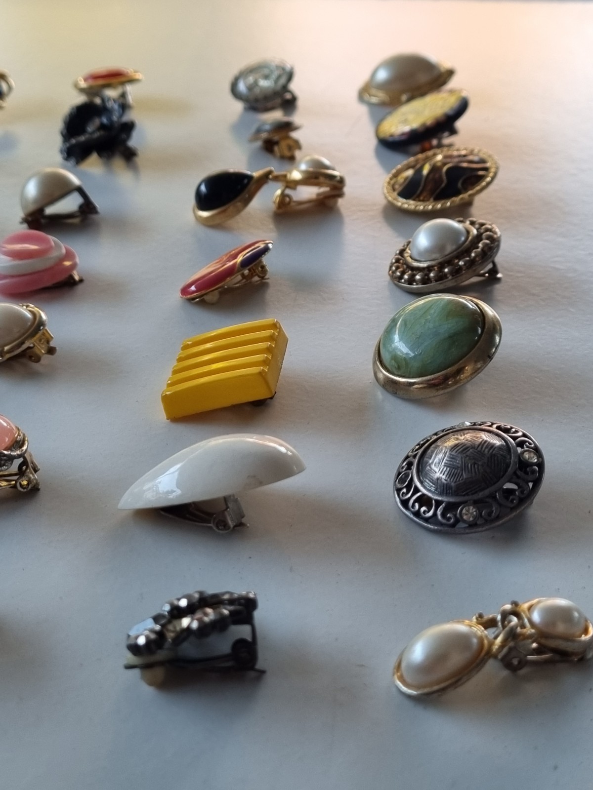 BULK LOT SINGLE GENUINE VINTAGE Some Signed & ENAMEL RETRO ODD EARRINGS #77