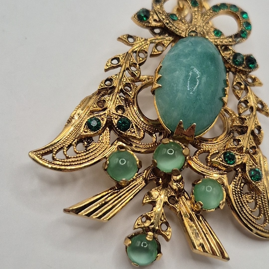 Vintage Austria Yellow Gold Plated Green Mottled Glass Festive Pendant W Chain
