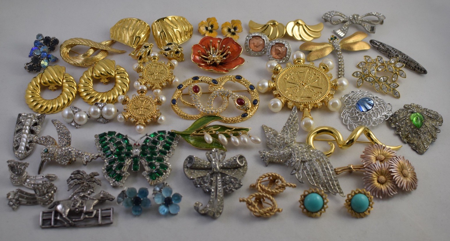 Lot OF 32 KRAMER WEISS KJL Avon Monet ORA NAPIER Coro Lisner Pot Metal Read