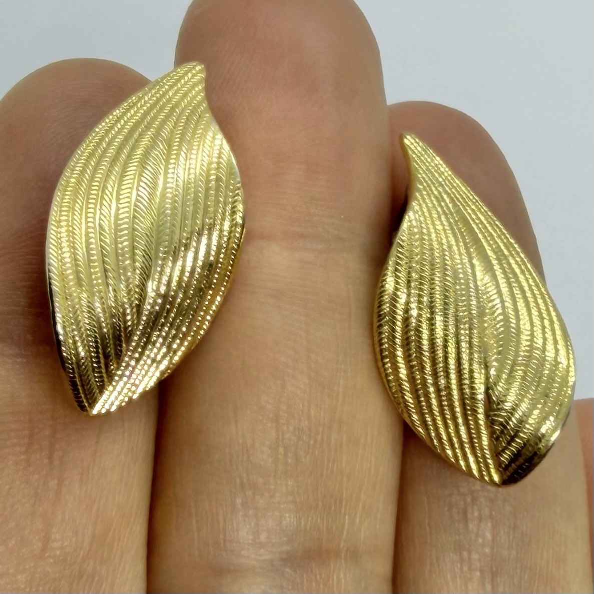 Vtg Abstract Curved Teardrop Goldtone Texture Huggie Earrings Post