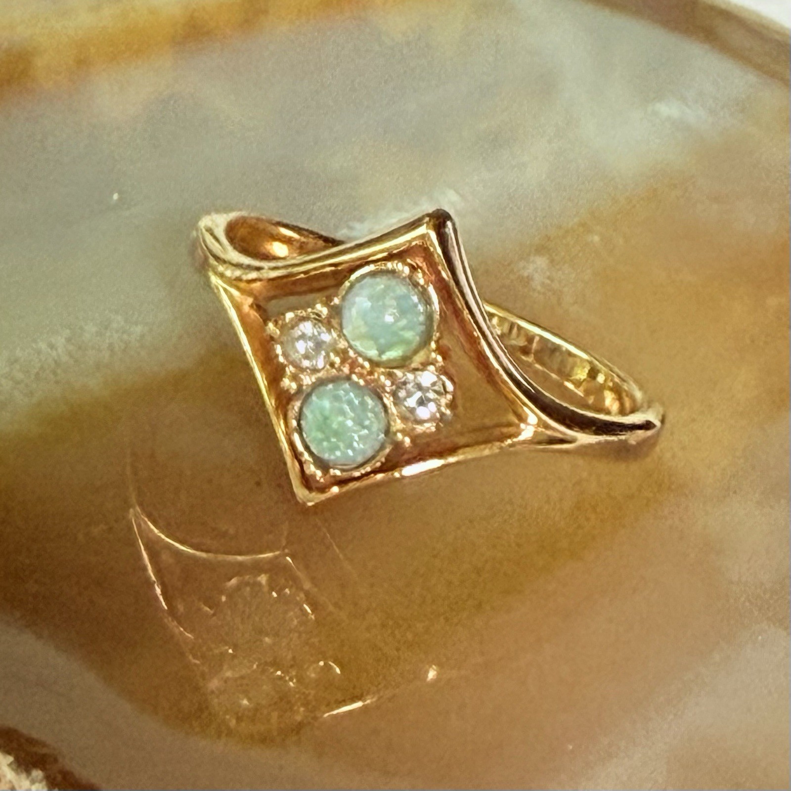 Vtg Avon Gold Tone 80’s Glowing Cabochon Sparkle Statement Ring LG Size 8.75 B