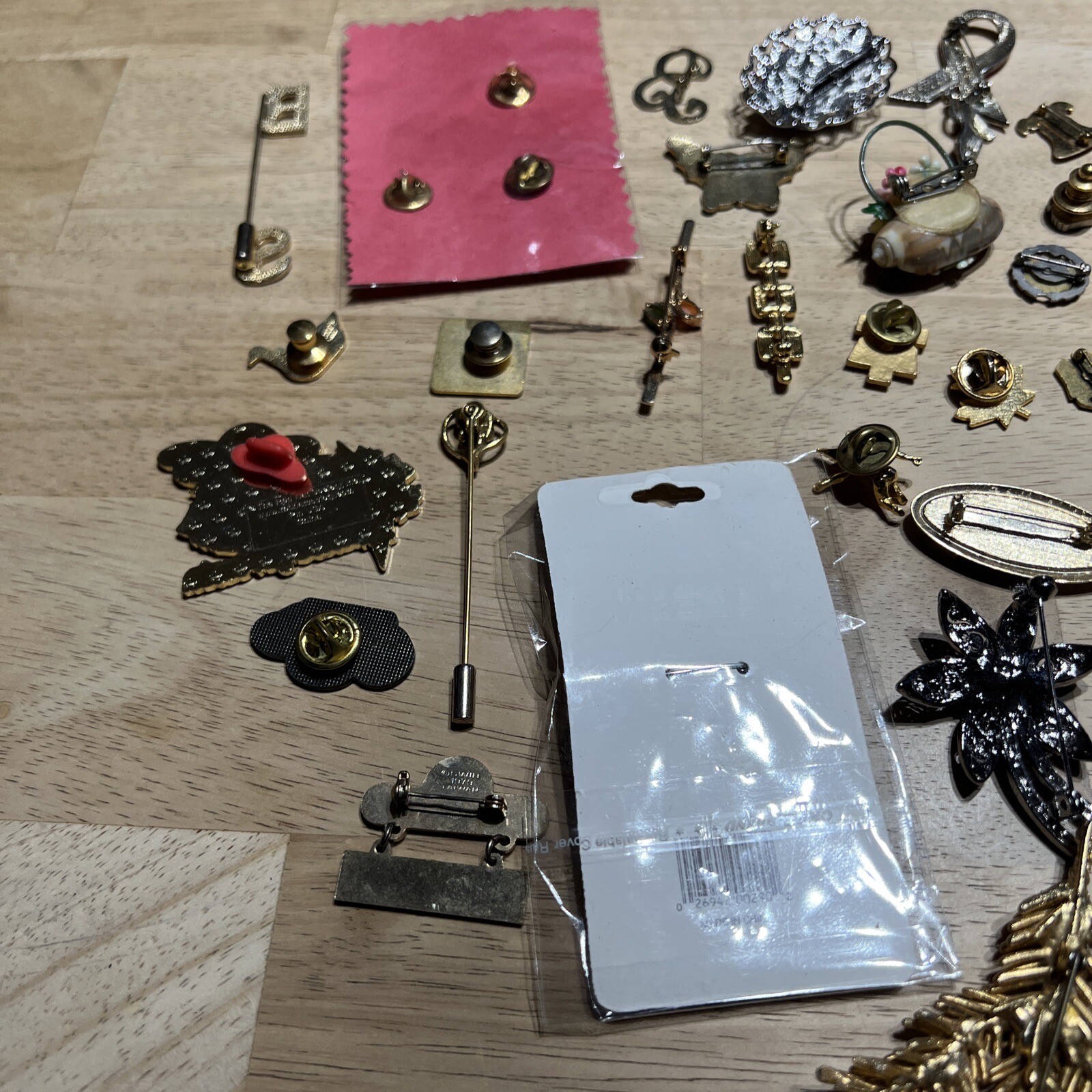 Vintage lot of Assorted Brooches / Pins. 43 Pieces.