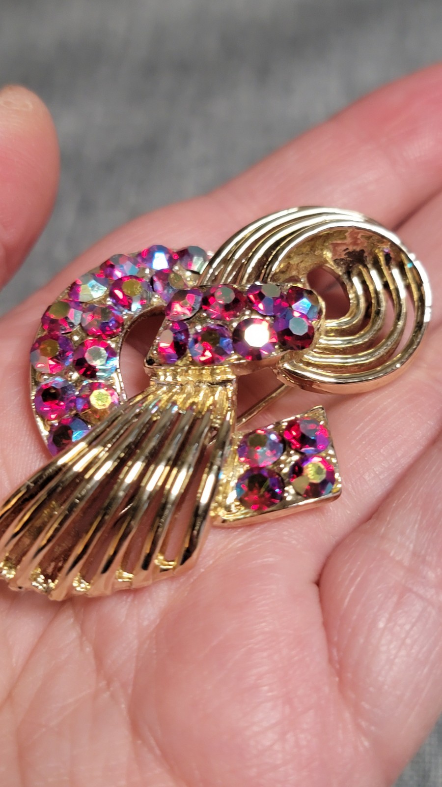 Red Aurora Borealis Rhinestones Bow Clip On Earrings Brooch Set Unsigned