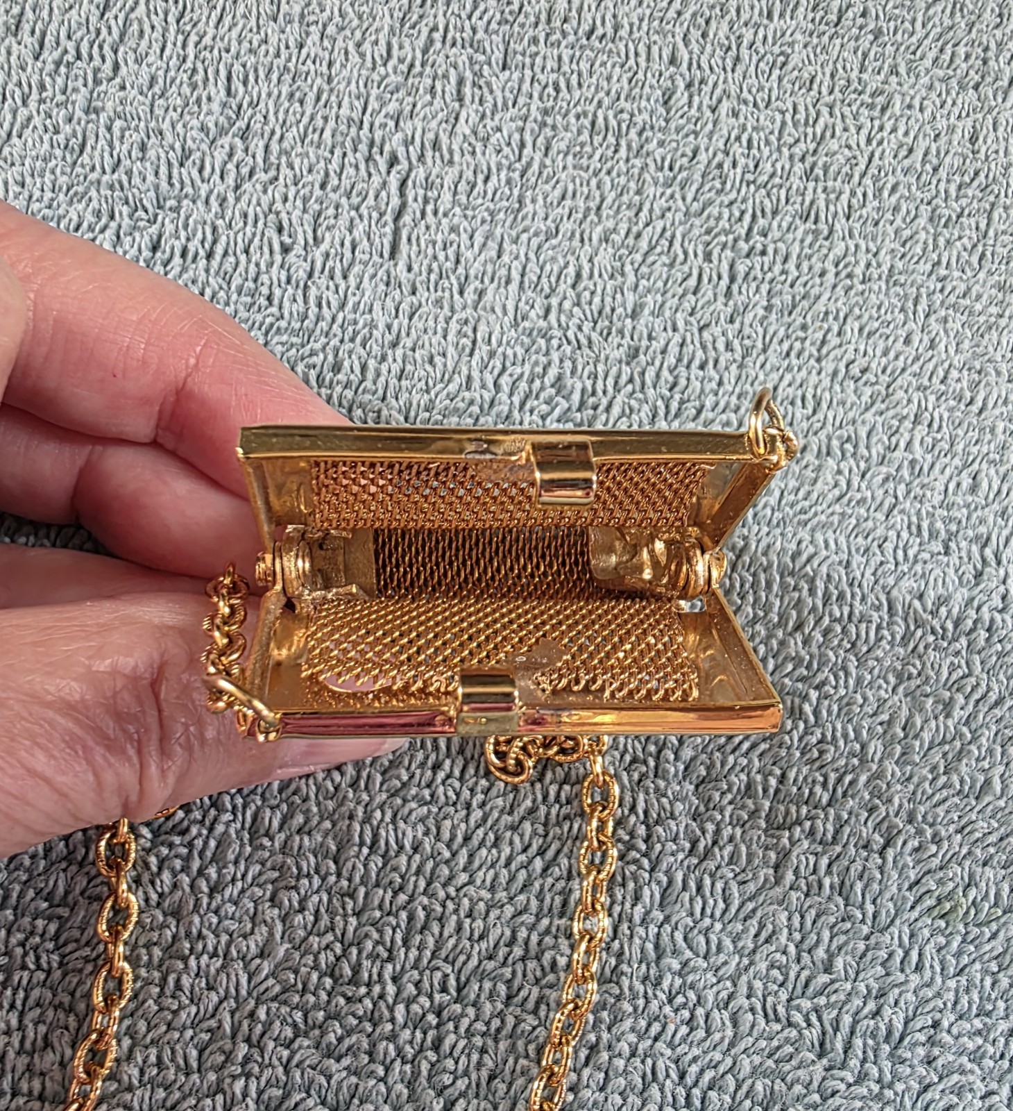 Vintage Gold Tone Necklace Oval Link Mesh Mini Purse Coin Pouch 28″