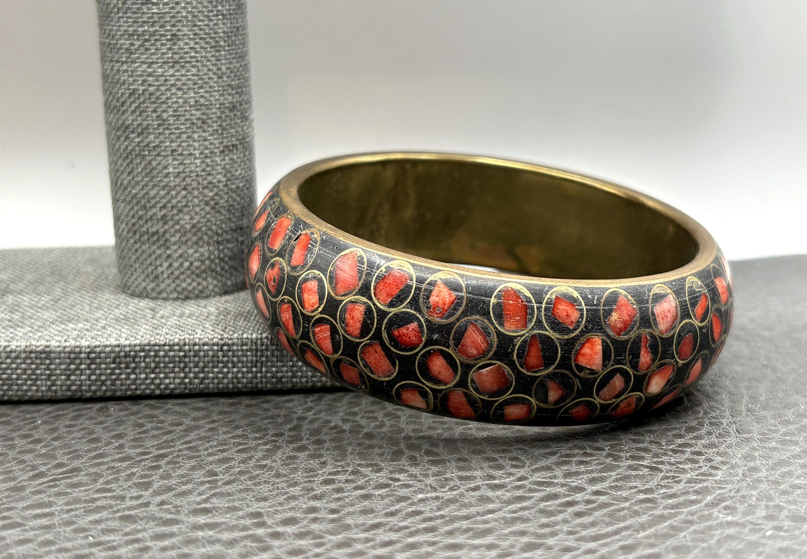 VTG Ethnic Brass Tone Black Red Coral Chip Circles Bangle Boho Bracelet 8.25”