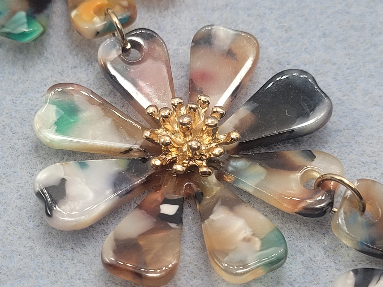 Missoni haute couture resin flower necklace stunning gold-tone finish 18in.