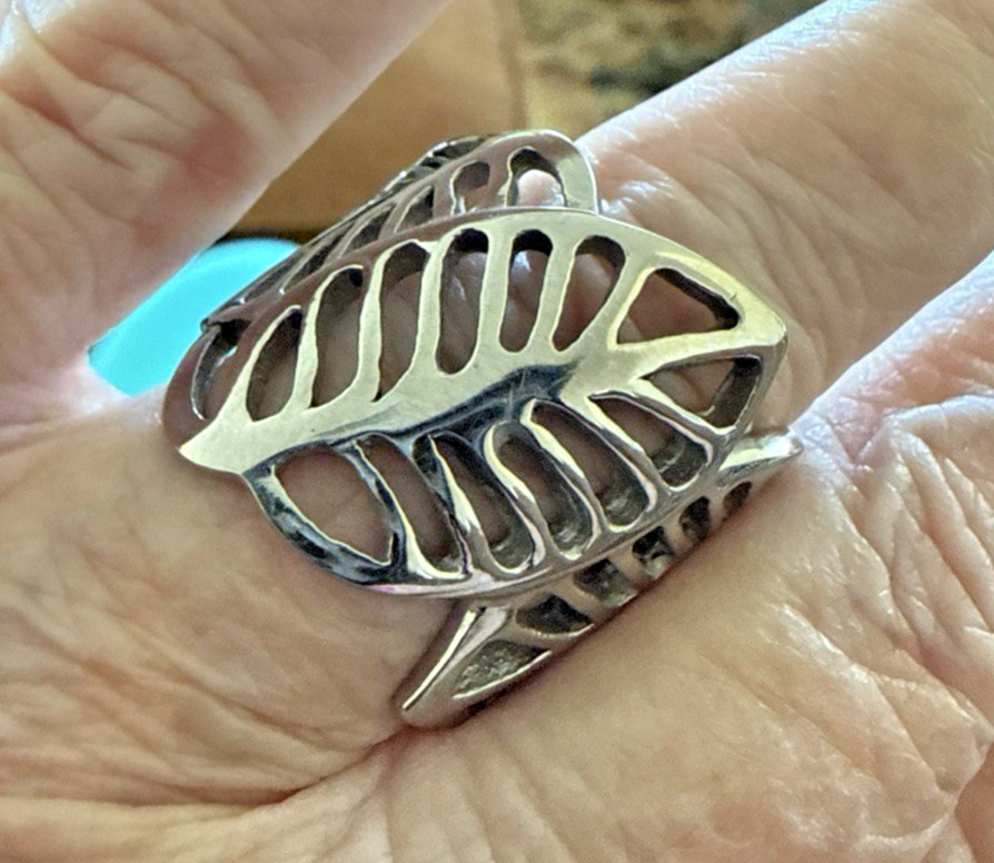 An Unusual & Unique Wide Silver Open Cutout Leaf Design Ring Size 8.5