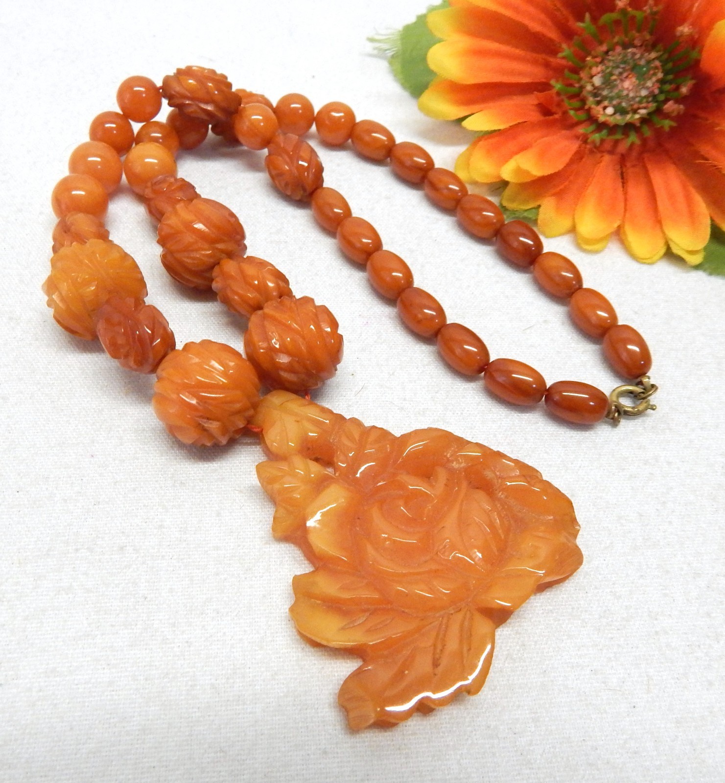 VINTAGE CARVED BUTTERSCOTCH BAKELITE BEAD ROSE FLOWER PENDANT NECKLACE 18″