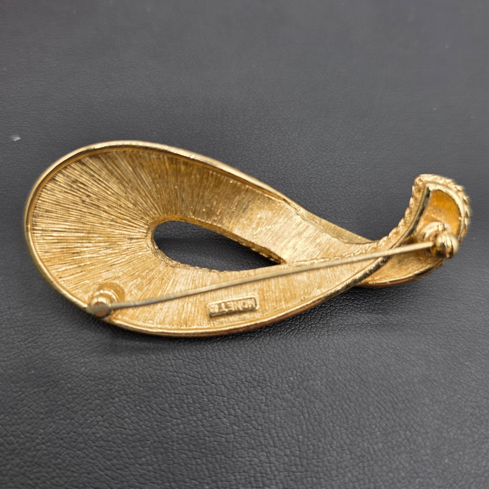 Vintage Monet Unisex Adult Gold Tone Brooch Pin Paisley Twist 1.5″X2.5″ Elegant