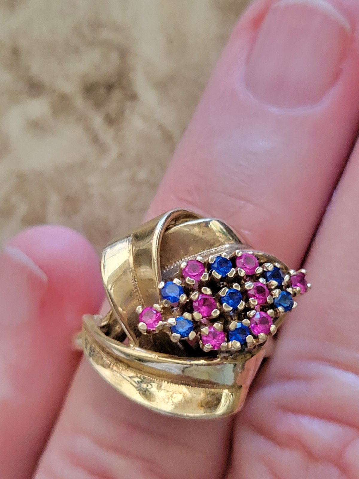 Vintage 1970s 14kt Gold Swirl Ribbon Ring W/ Ceylon Pink &Blue Sapphires Size 6