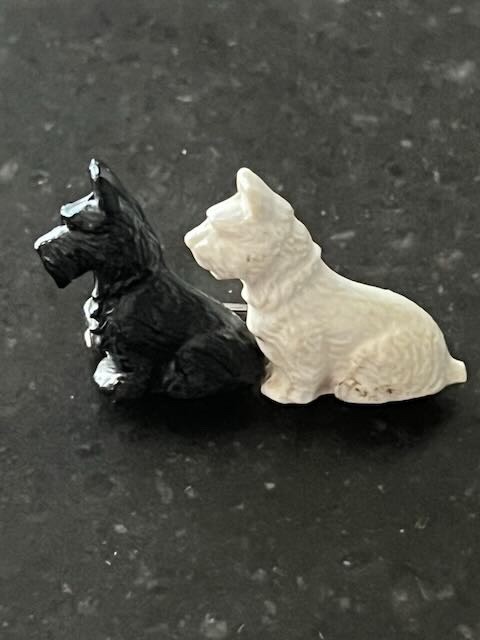 Vintage 2 SCOTTIE TERRIER DOGS *BLACK-WHITE *PIN-BROOCH *GREAT BRITAIN *C CLASP