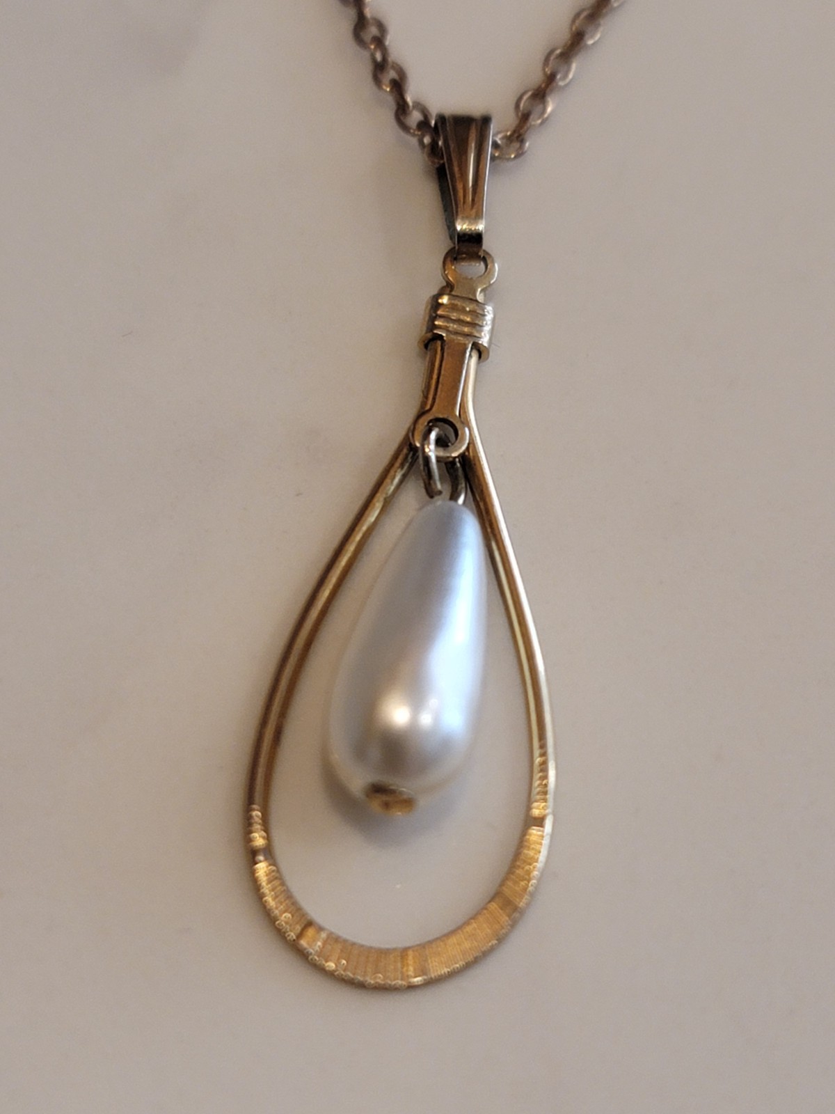 Vintage Gold Tone Faux Pearl Teardrop Pendant Necklace 18″ Costume Jewelry