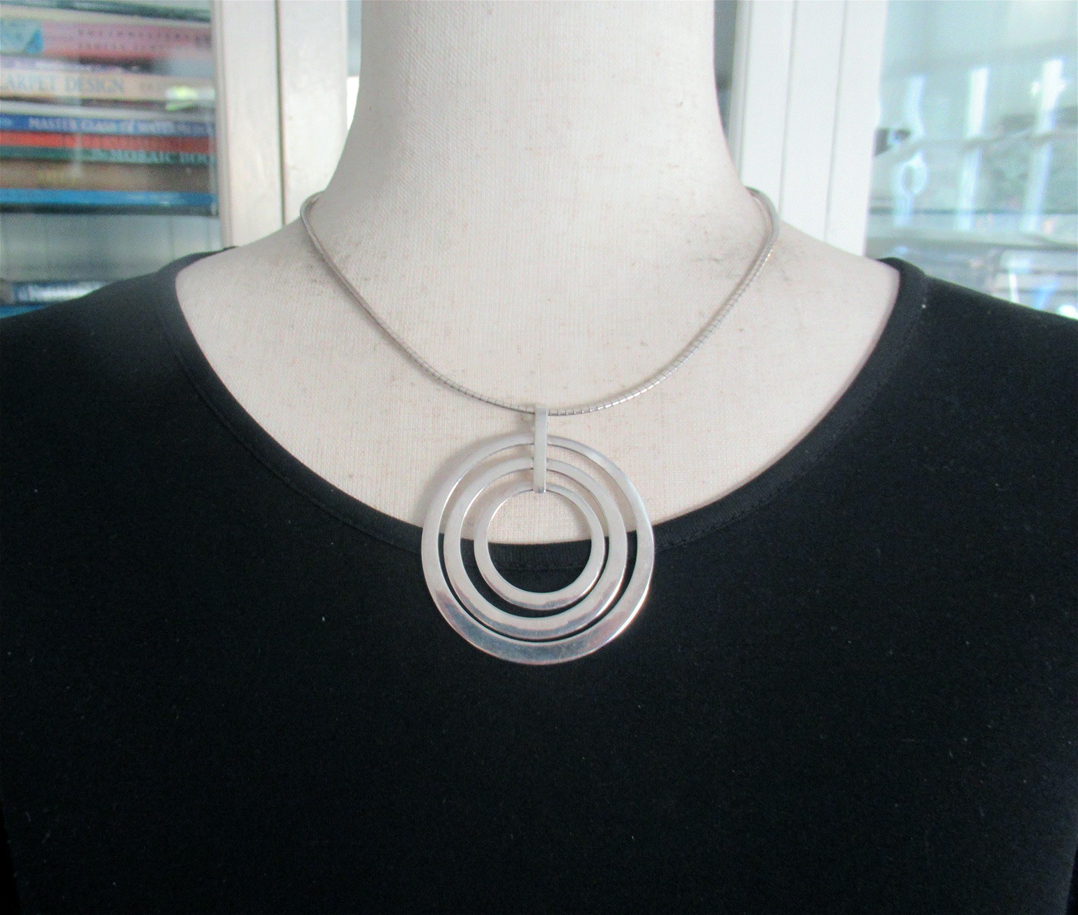 SET: MODERNIST STERLING PENDANT NECKLACE & EARRINGS 2.5 IN PEND, 1 5/8″ EARRGS