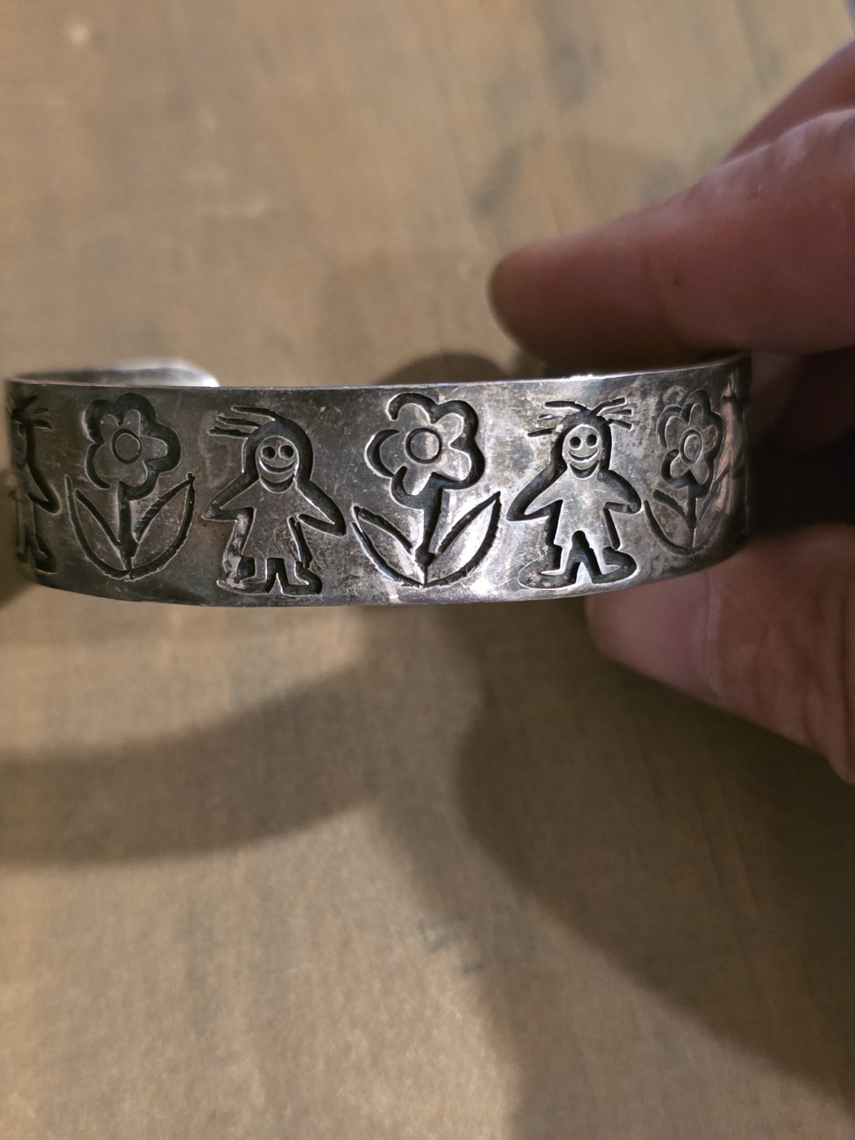 VINTAGE TAXCO STERLING SILVER CHILDREN PLAYING FLOWERS 7.5IN CUFF BRACELET 925