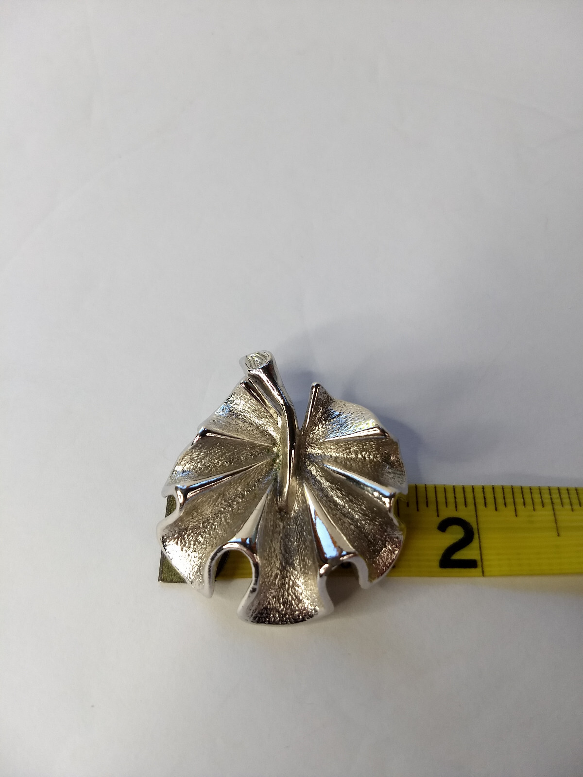 Sarah Coventry Silver Tone Rolling Leaf Pin Brooch Vintage Glam Nature
