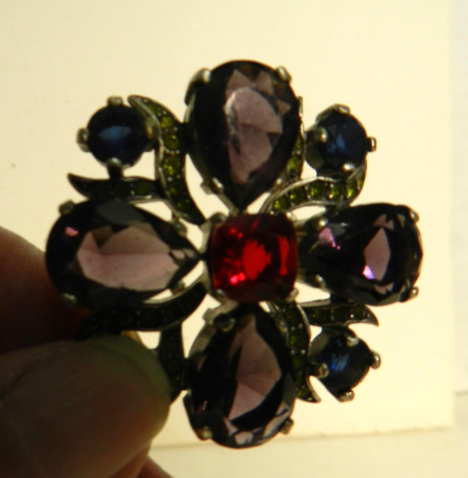 TJ-B4 — GLASS RHINESTONE BROOCH IN AMETHYST SAPPHIRE RUBY CUT GLASS, SILVERTONE
