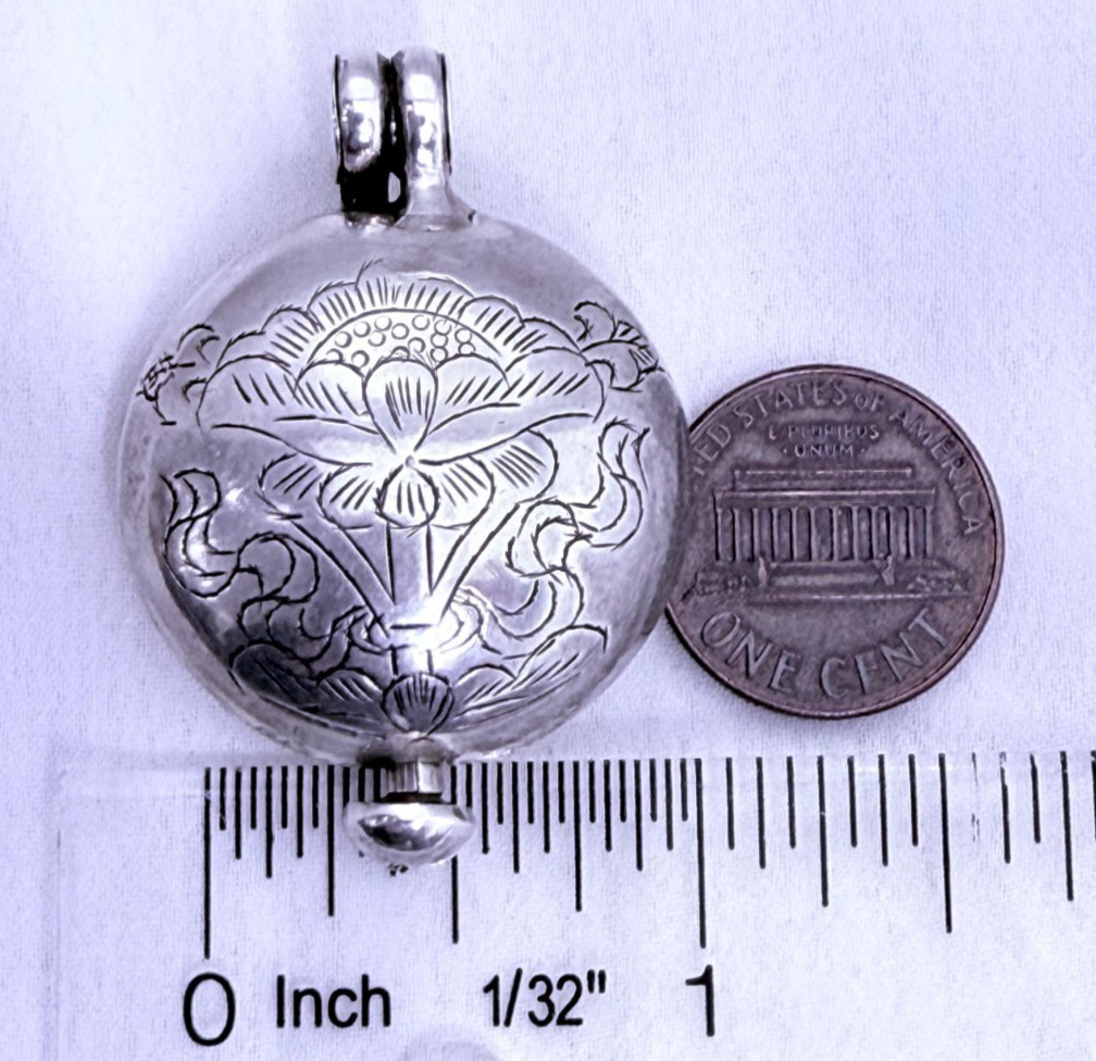 Vintage Sterling Silver 925 Hand Engraved Lotus Flower Round Locket Pendant 29mm