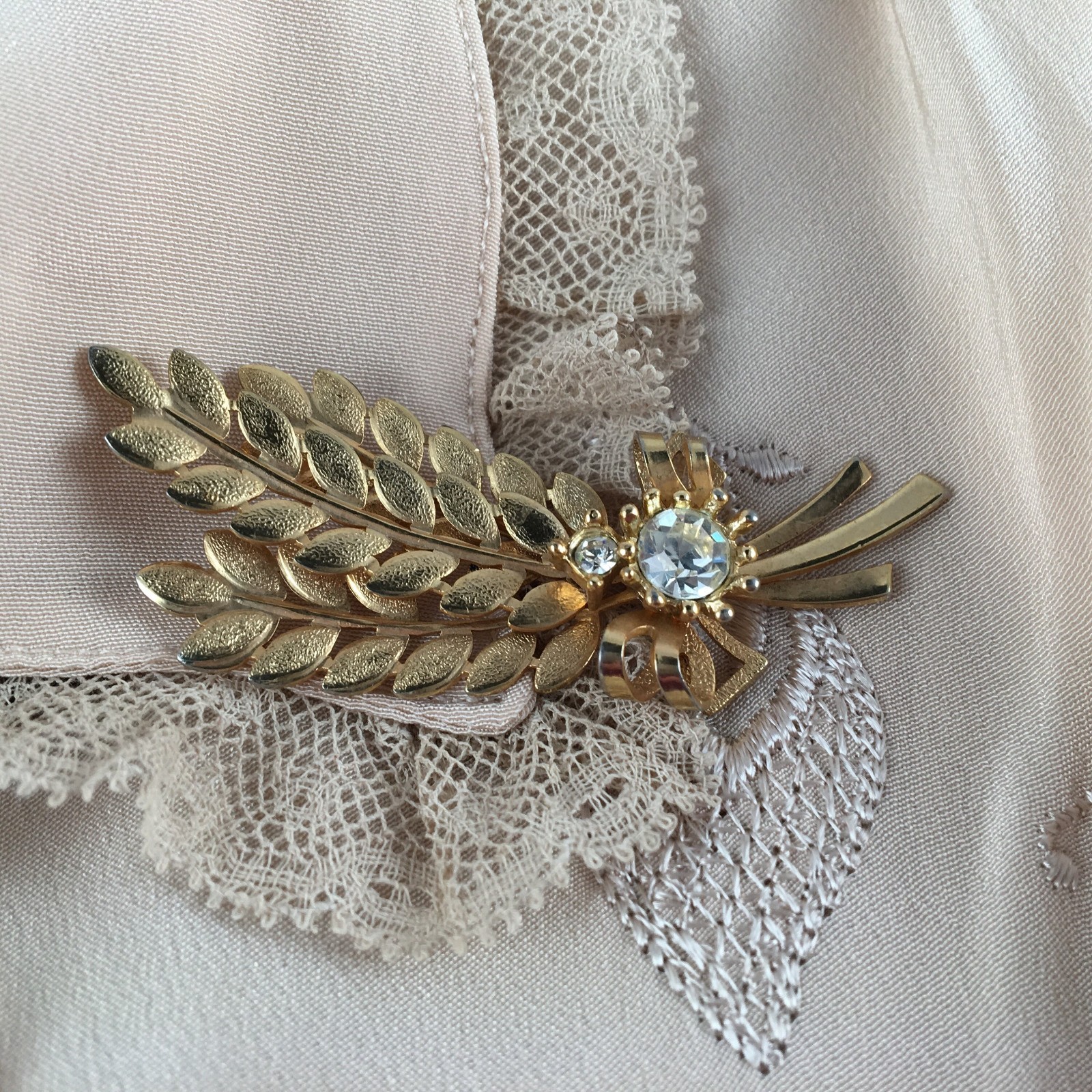 Sarah Coventry Floral/Leaf Spray Brooch with Rhinestones/Goldtone/Brooch/Pin