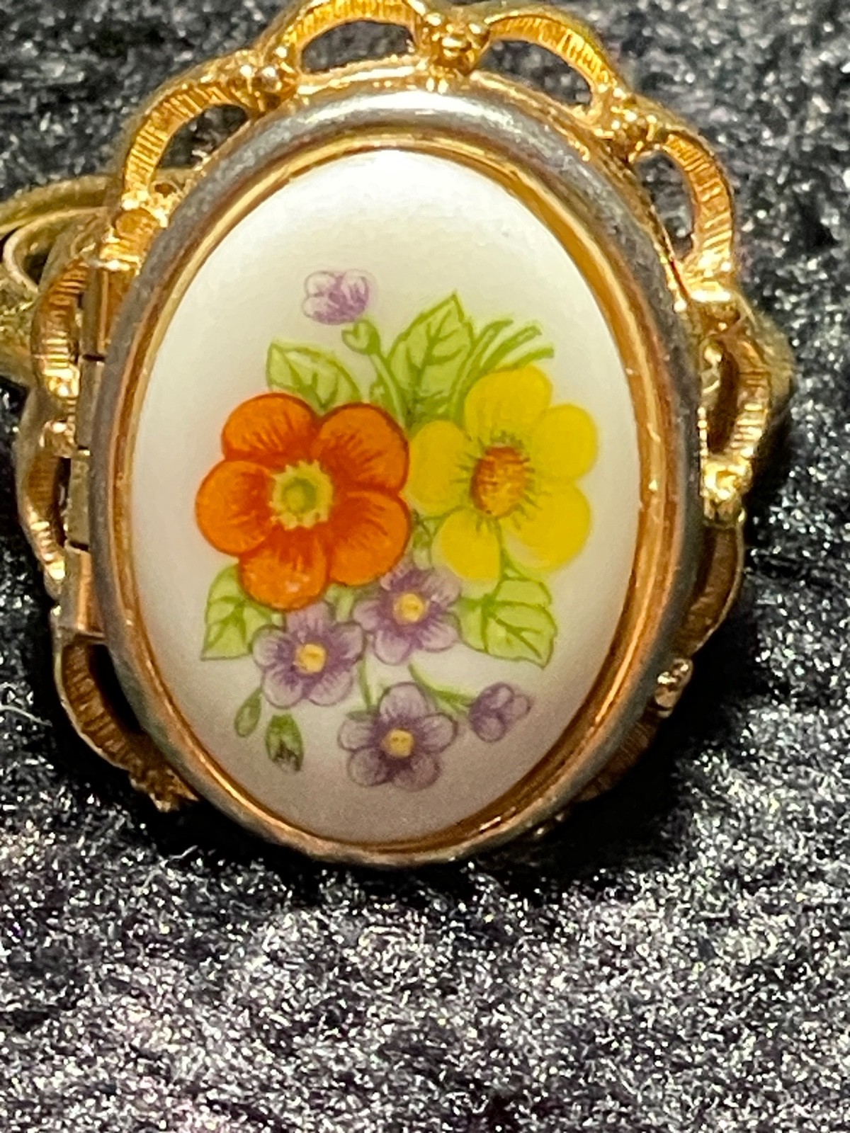 Vintage Avon Floral Ring Gold Tone Oval Porcelain Style Locket Adjustable Band