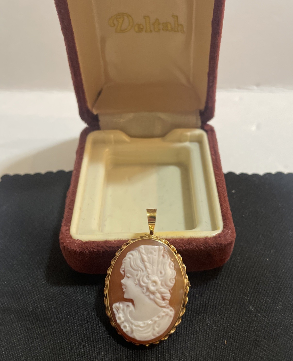 Vintage Estate 18K Solid Yellow Gold Carved Shell Cameo Pendant Italy Signed
