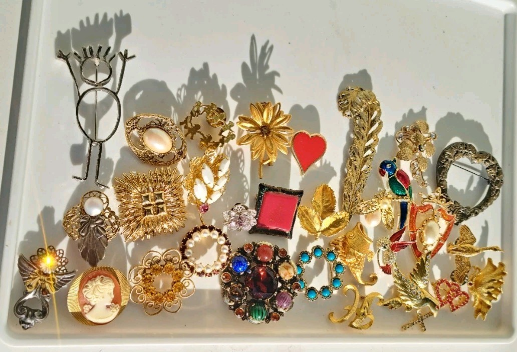 30 Vintage Brooch/Pins Lot–Some Signed—Goldtone Rhinestone Animals Cameo Flowers