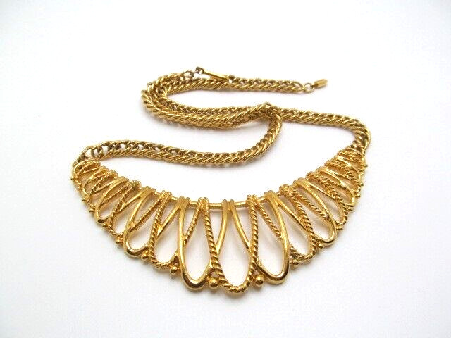 Vintage Gold Tone Etched Curb 6.4mm Link Chain Twist Loop Curved Hook Necklace
