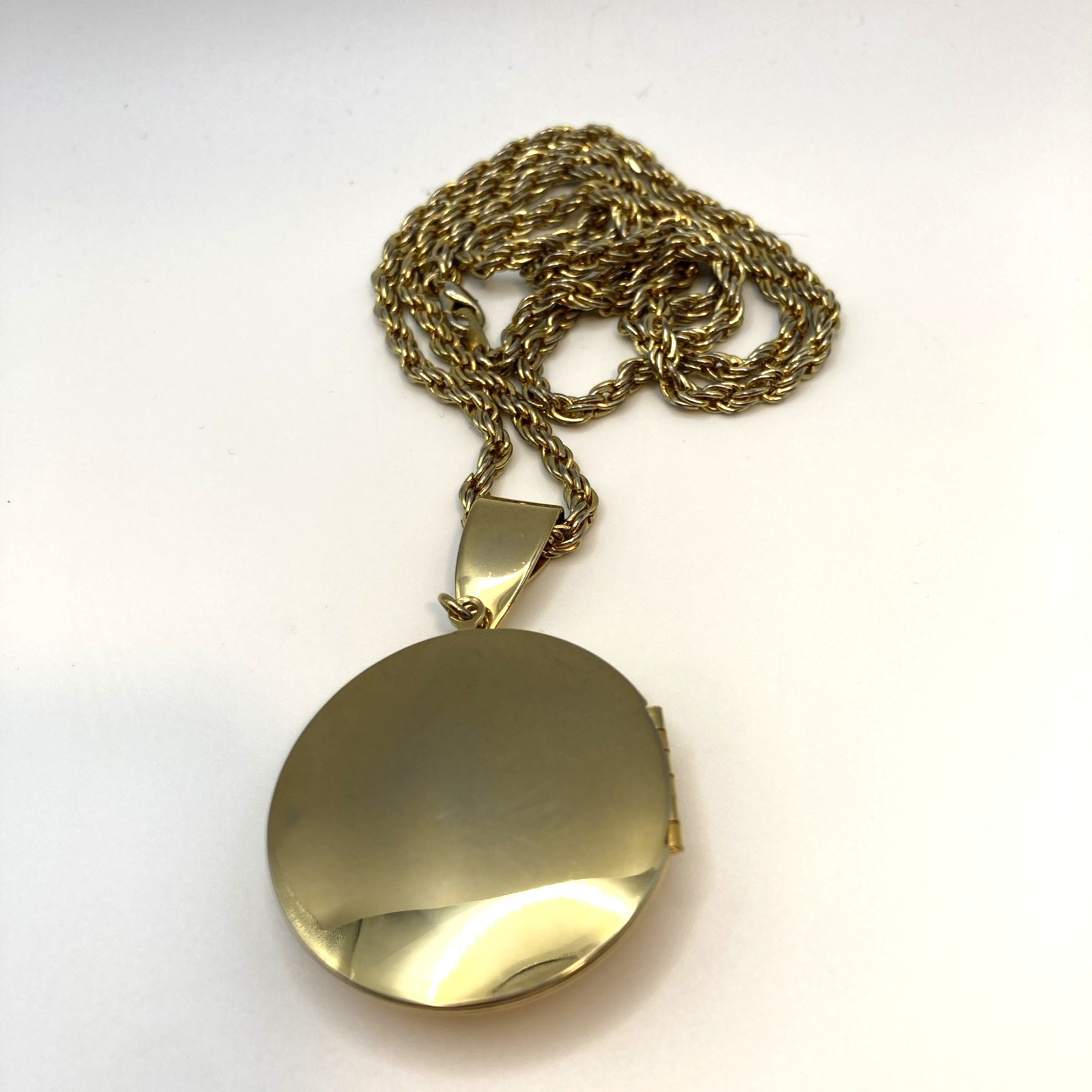 Vintage Unsigned Guilloche Gold Tone Enamel Rose Locket With 26” Chain