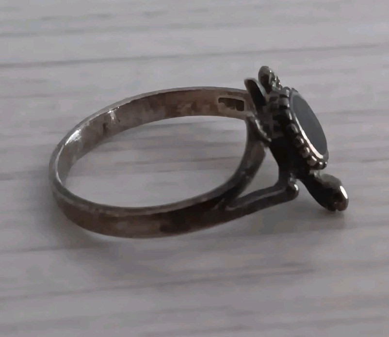 Vintage *Bent Band* Sterling Silver Onyx? Turtle Tarnished Ring Size 7.25
