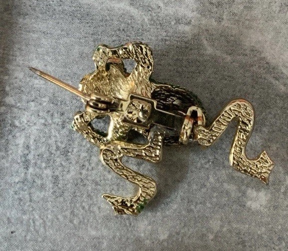 8 BROOCHES PINS SCARF CLIP Variety Including Articulated Frog MOP Hong Kong