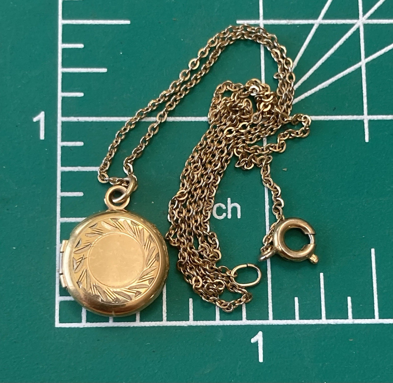 Vintage Gold Fill Locket Tiny Etched Round Photo Charm Chain 14.5″ Pendant