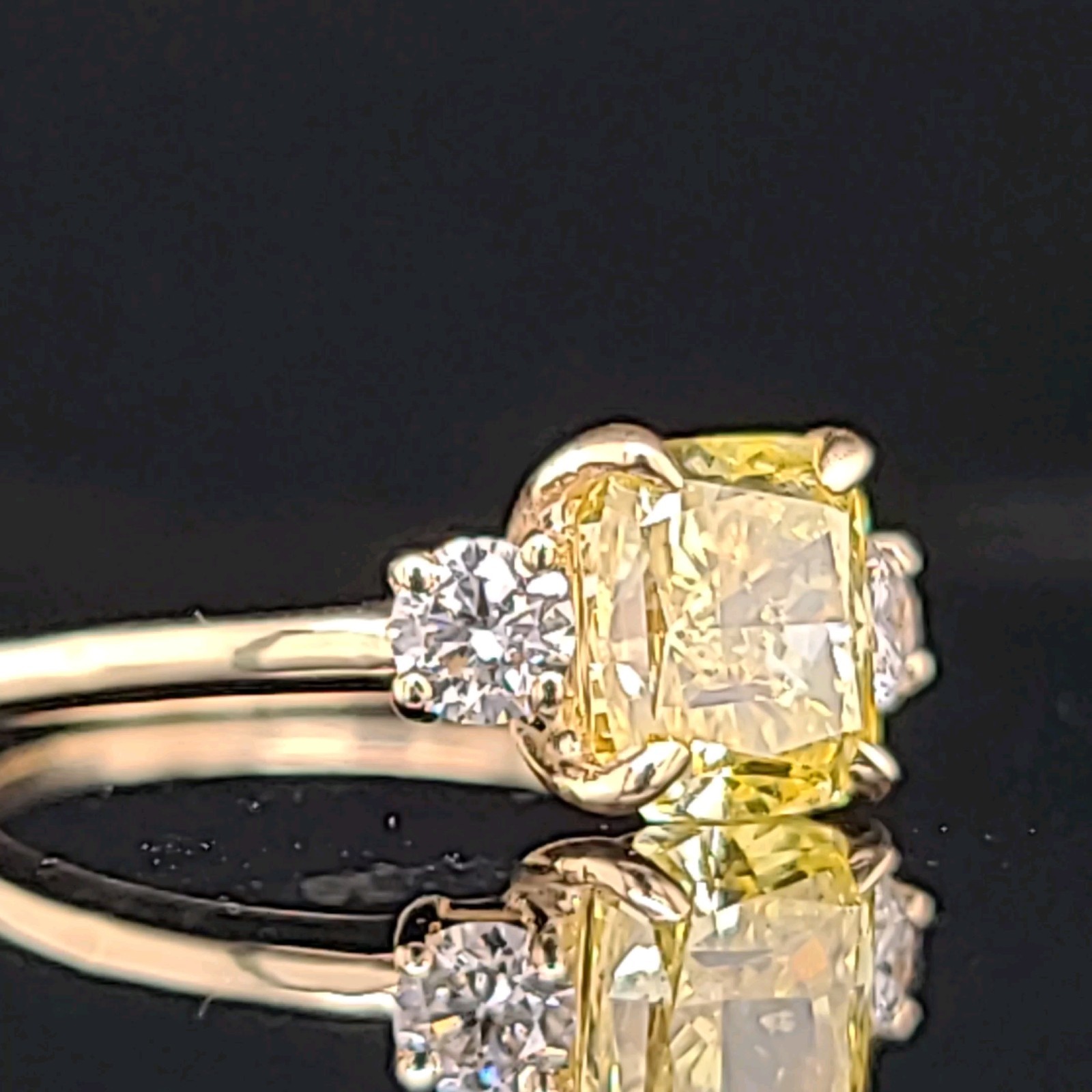 14k Yellow Gold Ring 1.81CT.Natural Fancy Vivid Yellow Diamond Cushion GIA CERT