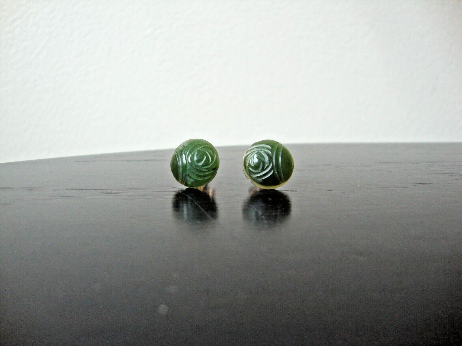 VINTAGE 1970s HANDMADE CARVED GREEN JADE FLOWER YELLOW GOLD PLATED STUD EARRINGS