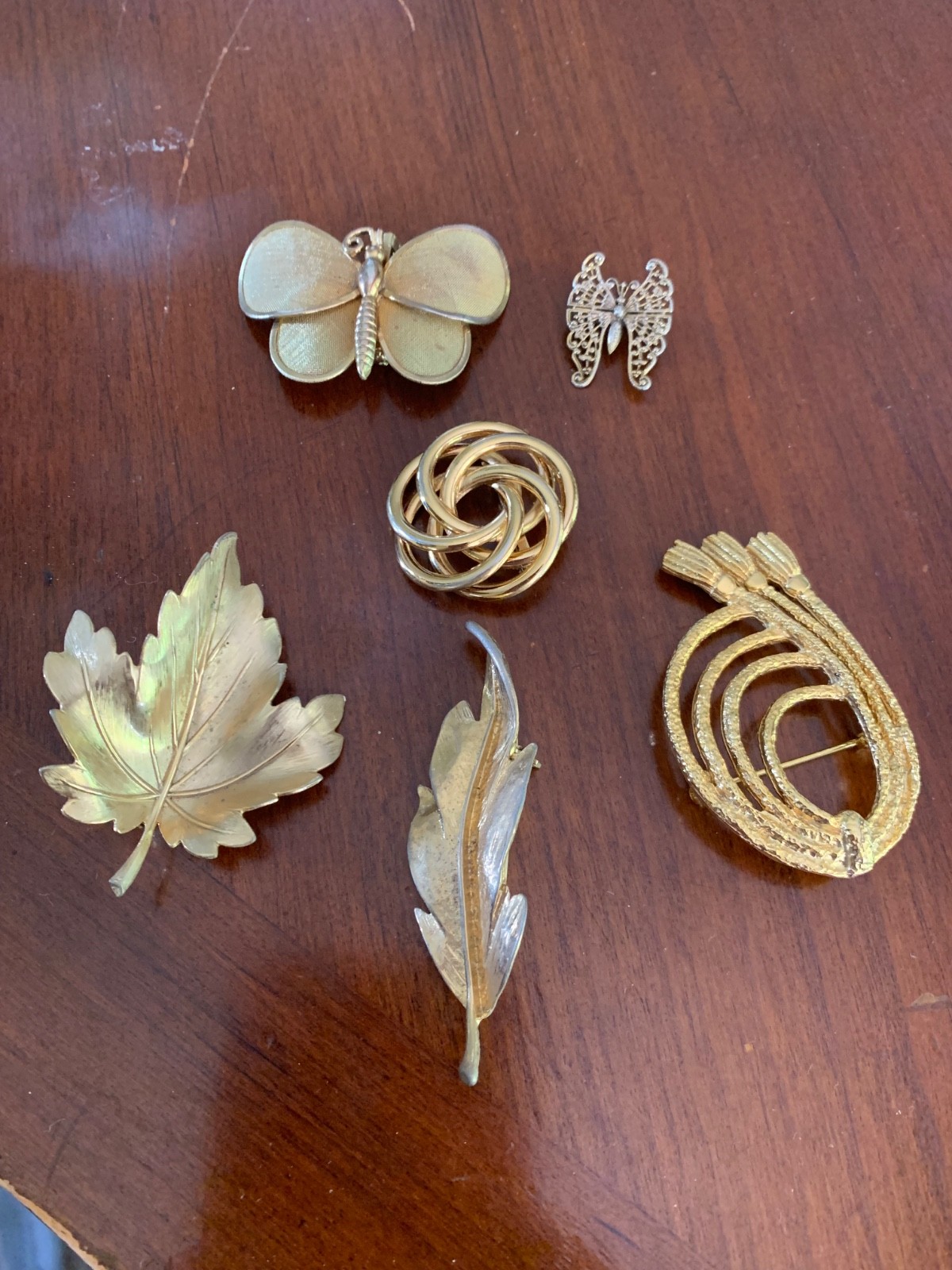 Vintage pins and brooches lot