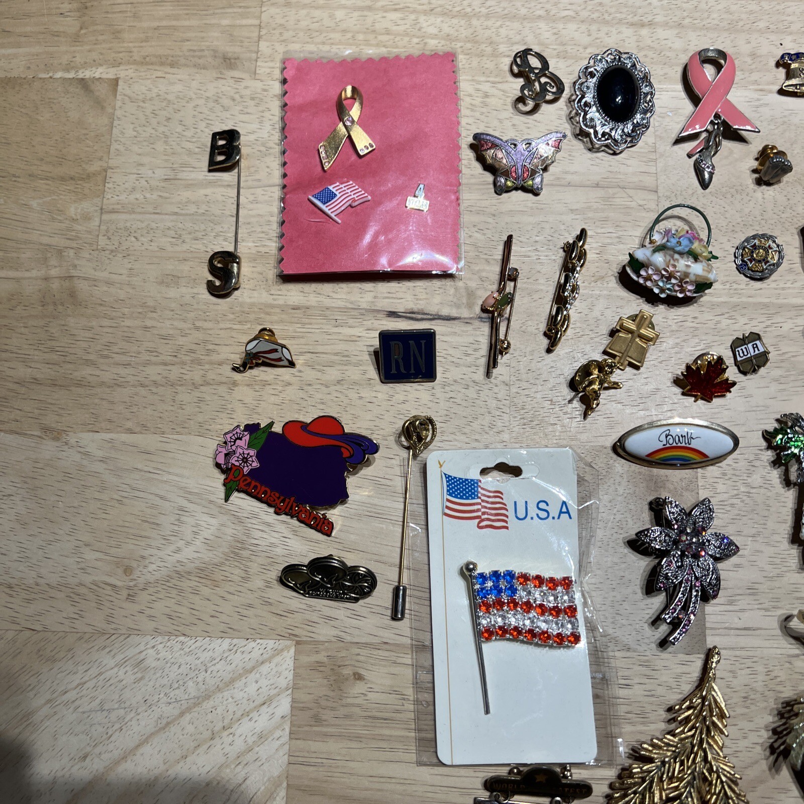 Vintage lot of Assorted Brooches / Pins. 43 Pieces.