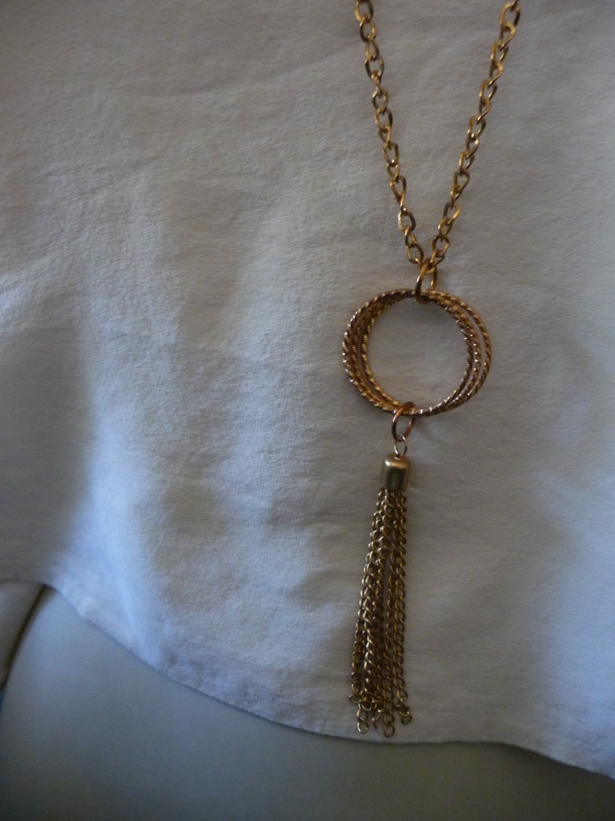 PENDANT GOLD TONE CIRCLE W CHAIN TASSEL ON CHAIN NECKLAC #16/8