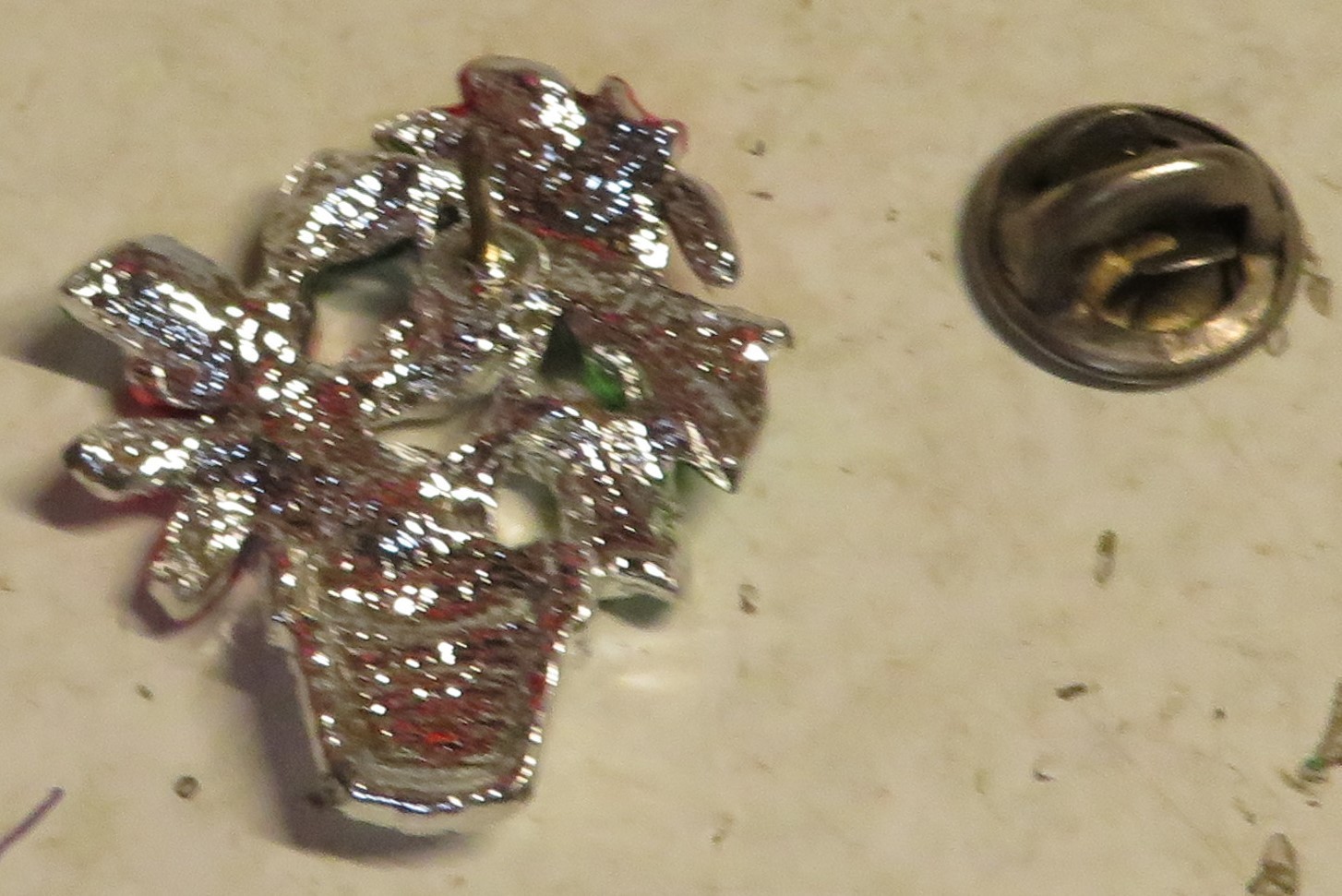 Vintage 1-1/4” Silver Tone Potted Poinsettia Plant Christmas Holiday Brooch Pin