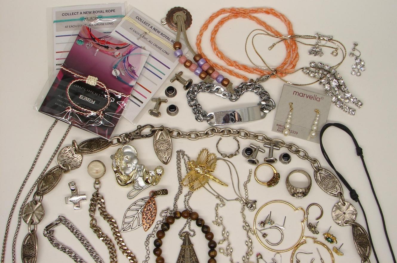 Vintage COSTUME JEWELRY LOT Wearable Necklaces Bracelets Brooches Rings Earrings