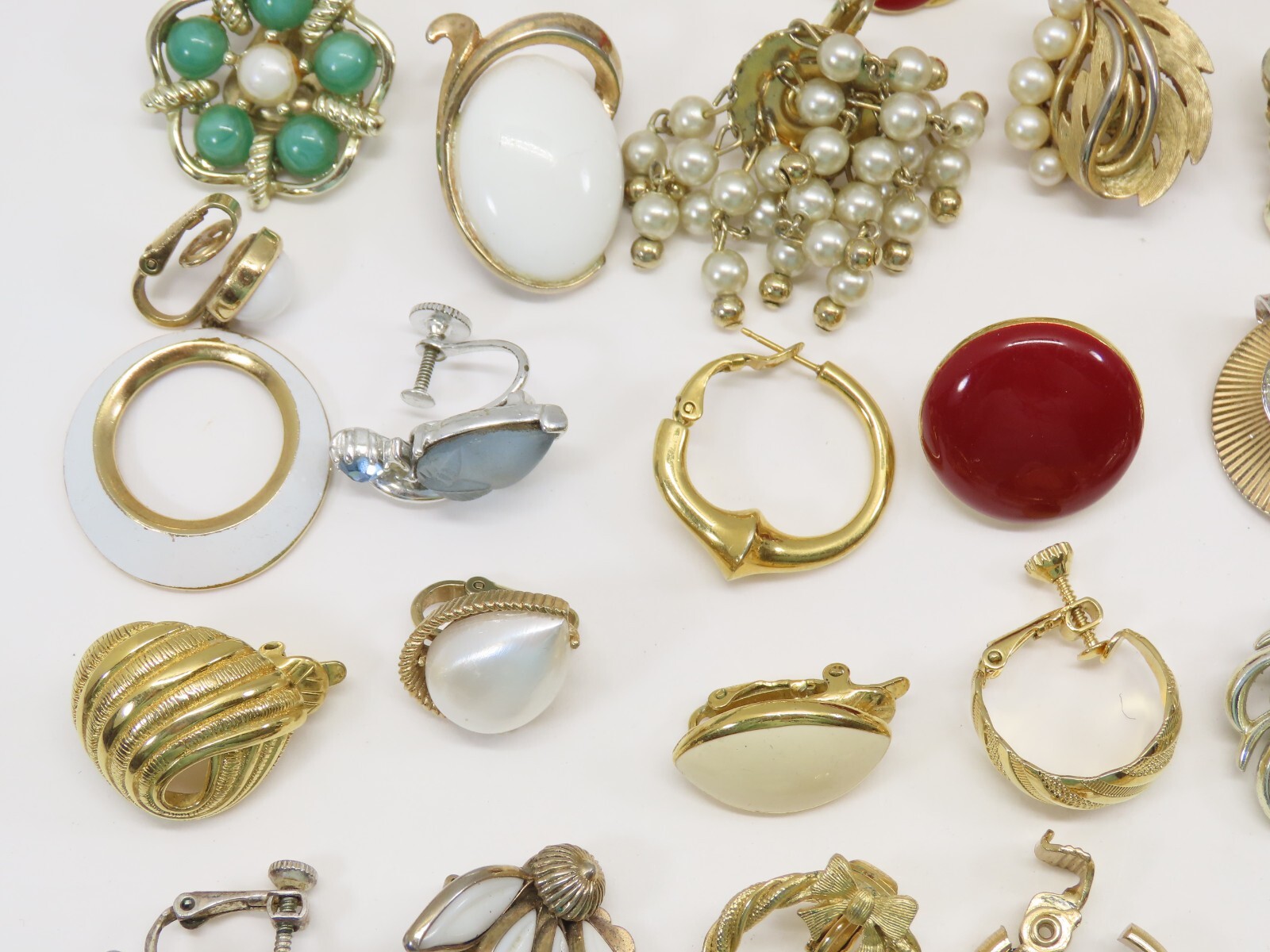 Single Earrings Lot ALL SIGNED 14 Crown Trifari Richelieu Monet + VTG 50+ D2216