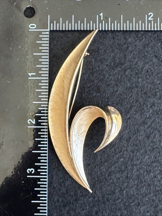 VTG Crown Trifari Brushed Gold Tone Split Leaf Brooch MCM 1950s 1960s