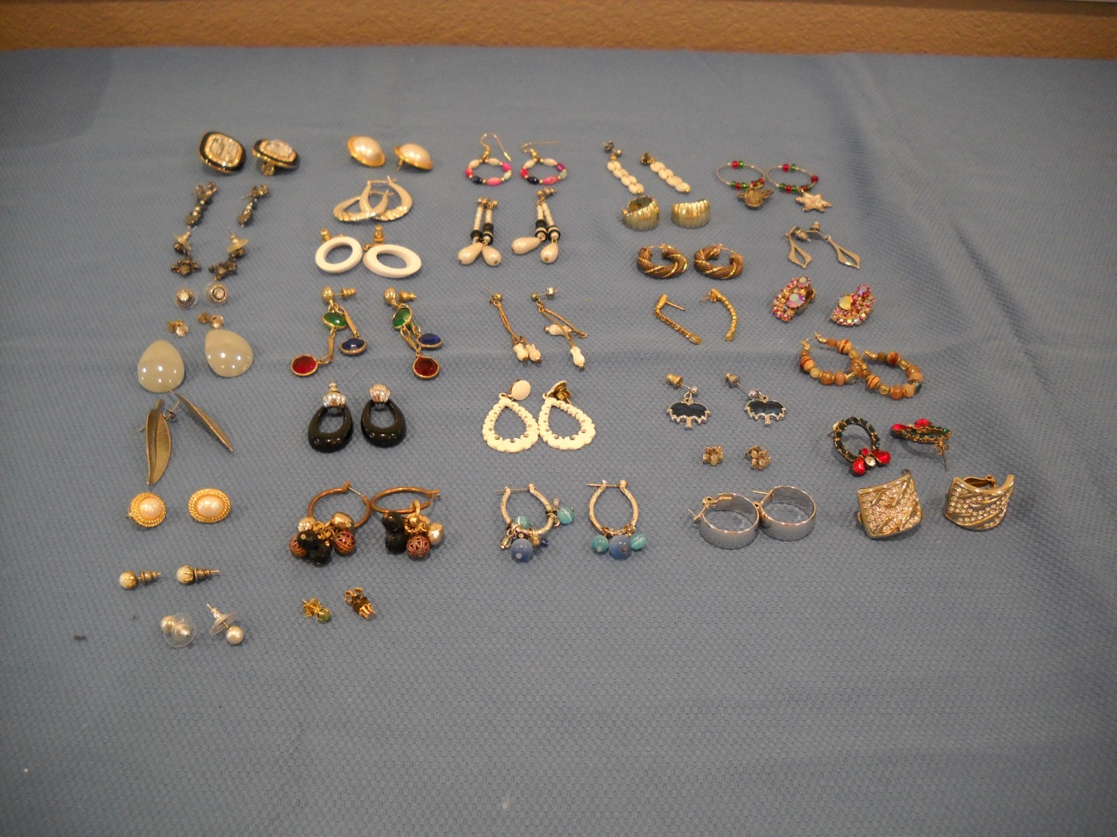 LOT OF 35 SETS OF VINTAGE FASHION EARRINGS