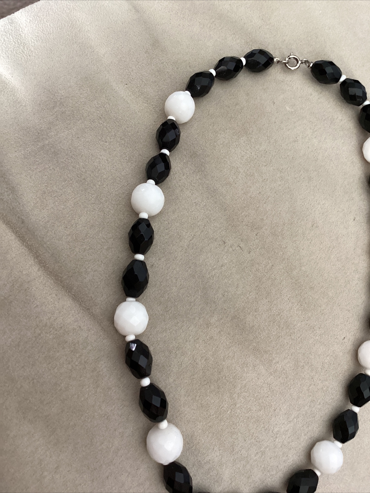 Vintage Black & White Round & Oval Glass Faceted Beaded Necklace 18”