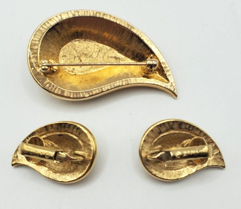 Avon Golden Textured Raindrop Brooch w/Plastic Accents & Earrings